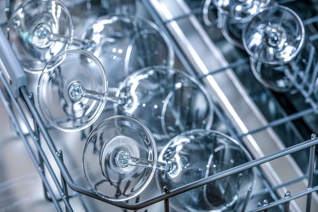 Illustration af en opvaskemaskine med rene vinglas.