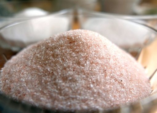 Pinkfarvet salt i glasskål